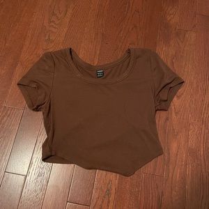 Brown cropped tee